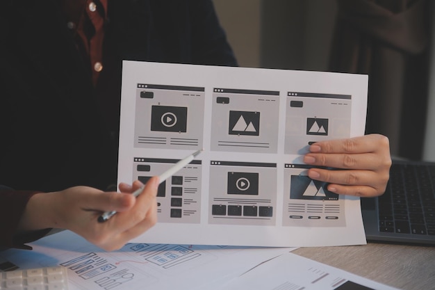 Processo de design de UI para aplicação móvel e site modish Protótipo criativo de wireframe para desenvolvedor de aplicativos profissionais