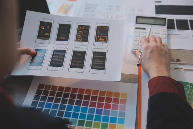 Processo de design de UI para aplicação móvel e site modish Protótipo criativo de wireframe para desenvolvedor de aplicativos profissionais