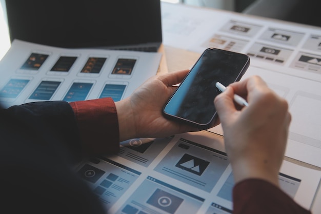 Processo de design de UI para aplicação móvel e site modish Protótipo criativo de wireframe para desenvolvedor de aplicativos profissionais