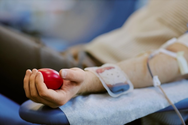 Processo de doação de sangue com tubo transparente conectado