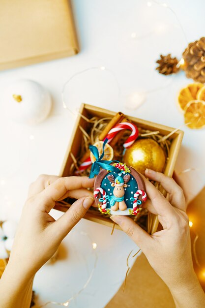 Processo de embalagem de presentes para festas.