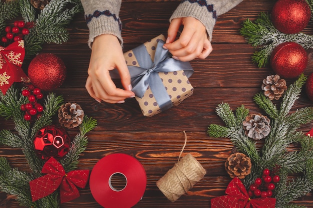 Processo de embrulho de presentes e decoração para as férias de Natal close-up