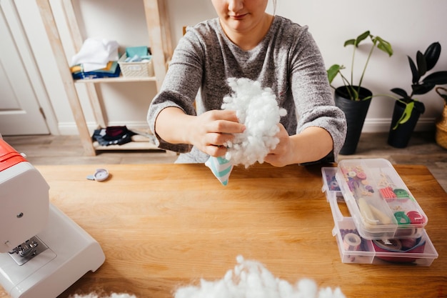 Processo de enchimento de brinquedos artesanais com hollofiber fofo