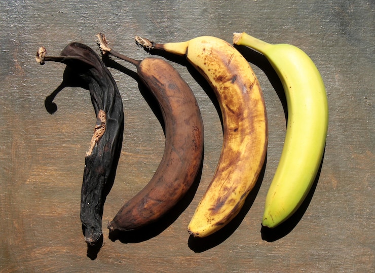 Foto processo de envelhecimento da banana em mesa