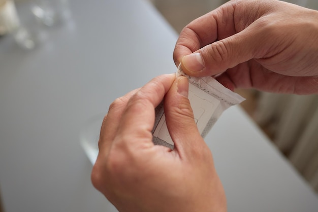 processo de fabricação de cerveja um saco cheio de água fervente para café a gotejamento em uma vista de cuptop