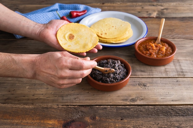 Processo de fabricação de ovos mexicanos para o café da manhã para fazendeiros em uma base de madeira. Cozinha mexicana. Copie o espaço.