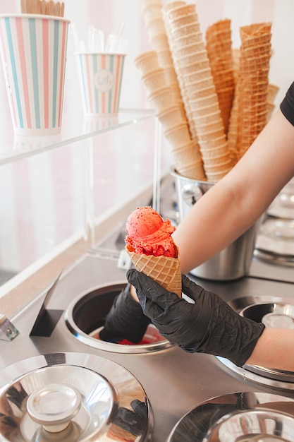 Processo de fabricação de sorvete Fabricação profissional de sobremesas de sorvete em cafeteria Equipamento de sorvete