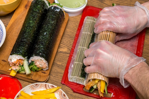 Processo de fabricação de sushi e pãezinhos.