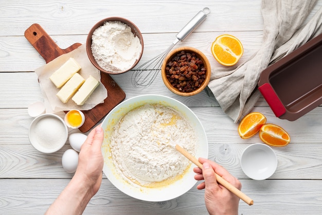 Processo de fabricação de torta de passas com ingredientes, camada plana