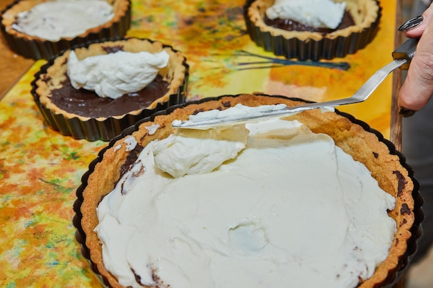 Processo de fabricação Torta redonda de creme com chocolate e morangos Receita francesa