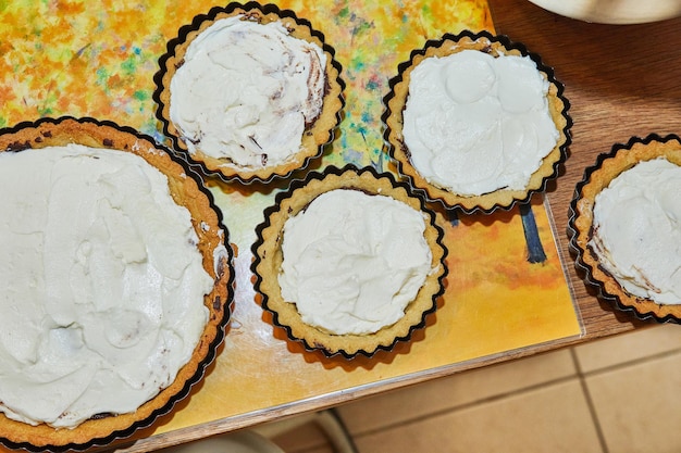 Processo de fabricação Torta redonda de creme com chocolate e morangos Receita francesa