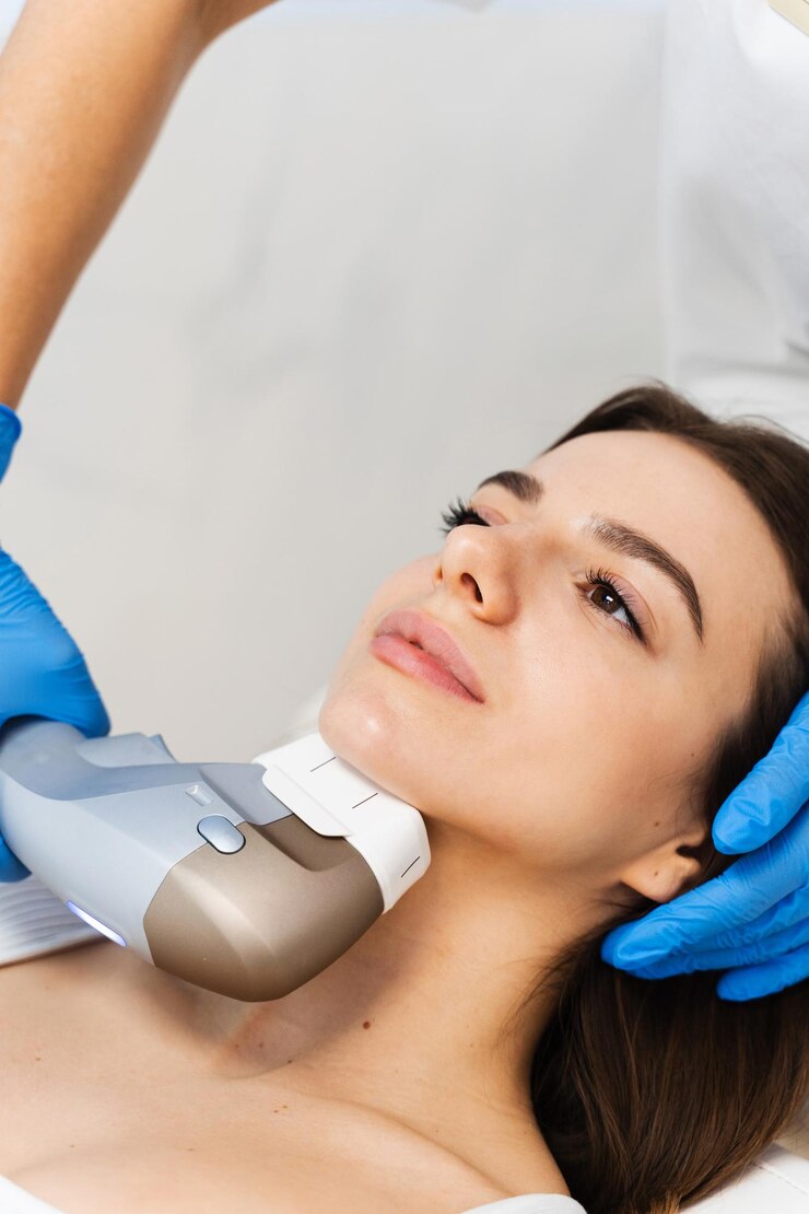 Processo de facelift sem agulha Facelift com a ajuda de um dispositivo especial de cosmetologia