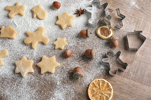 Processo de fazer biscoitos de Natal em uma superfície de madeira