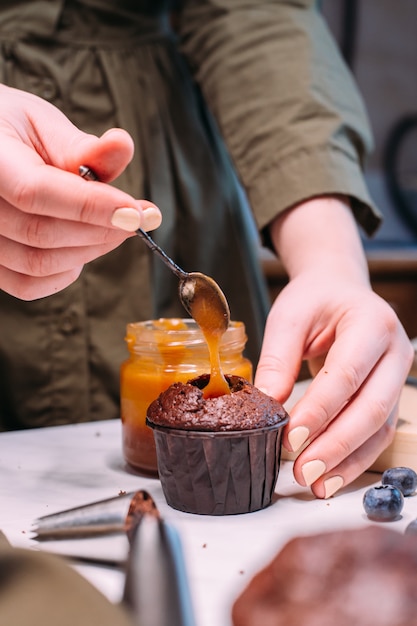 Processo de fazer bolinho de chocolate caseiro com creme