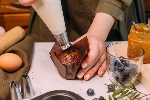 Processo de fazer bolinho de chocolate caseiro com creme