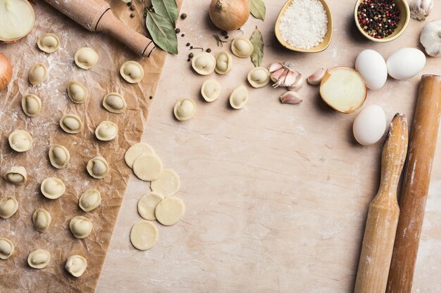 Processo de fazer bolinhos na mesa de madeira. Alimentos e ingredientes caseiros crus.