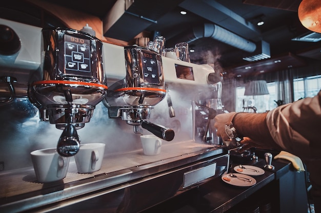 Processo de fazer café usando máquina de café no restaurante por talentoso barista.