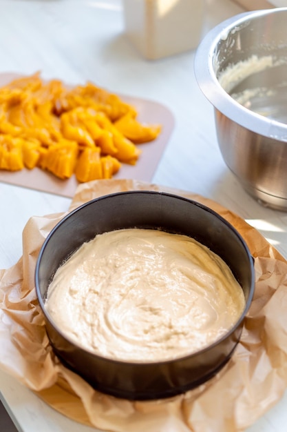 processo de fazer ingredientes de torta de pêssego na mesa da cozinha