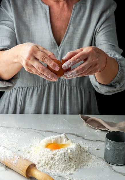 Processo de fazer pizza, mão de mulher trabalhando com massa e farinha