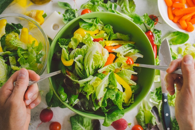 Processo de fazer salada vegetariana