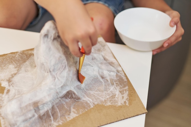 Processo de fazer uma montanha na técnica de papiermache