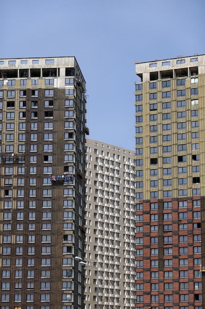 Processo de isolamento de montagem de vista frontal em construção de paredes de construção sob céu azul sem nuvens