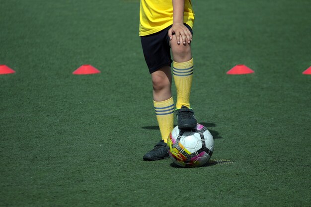 Foto processo de jogo de futebol. bola na grama verde