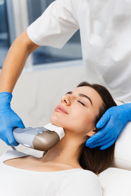 Processo de lifting sem agulha quando você precisa apertar a forma do seu rosto sem injeções Procedimento de cosmetologia de hardware