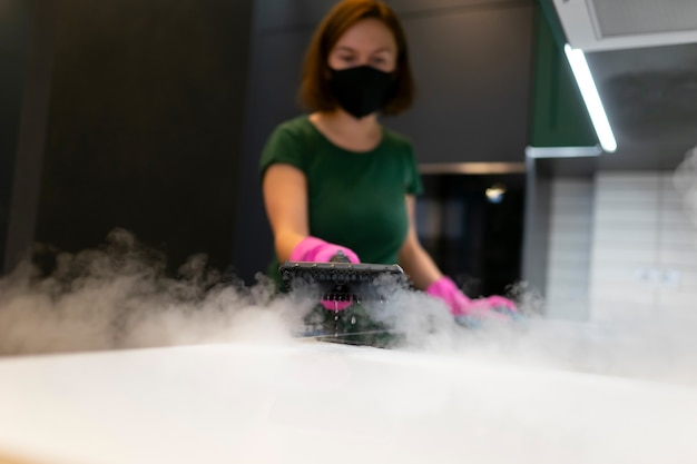 Foto processo de limpeza a vapor para móveis de cozinha
