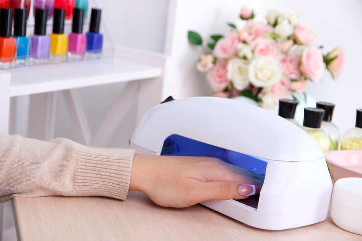 Foto processo de manicure em salão de beleza fechado