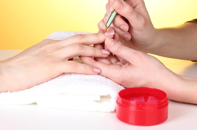 Processo de manicure em salão