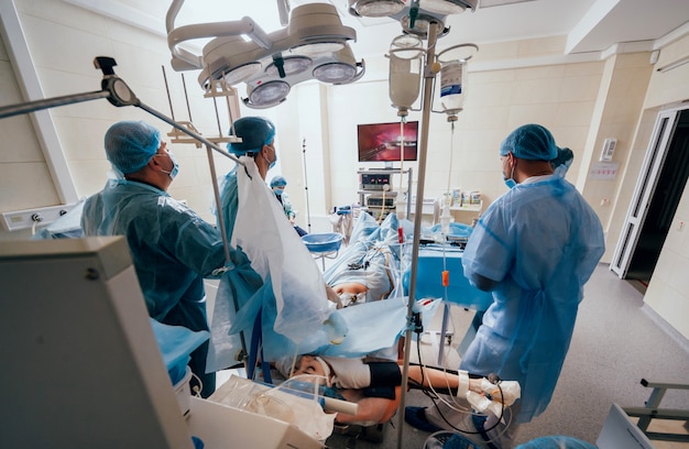 Processo de operação de cirurgia ginecológica utilizando equipamento laparoscópico. Grupo de cirurgiões na sala de cirurgia com equipamento cirúrgico