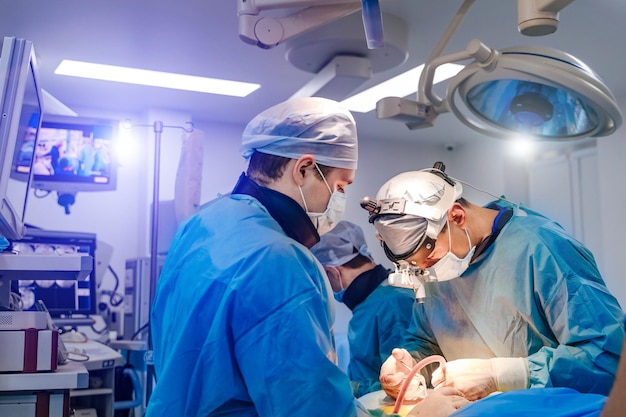 Processo de operação de cirurgia usando equipamento laparoscópico Dois cirurgiões na sala de cirurgia com equipamento de cirurgia Formação médica