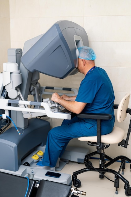 Processo de operação de emergência médica Homem profissional de cirurgia trabalhando com robô