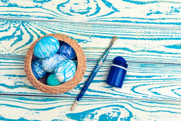 Processo de pintura de ovos de Páscoa. Preparando a Páscoa.