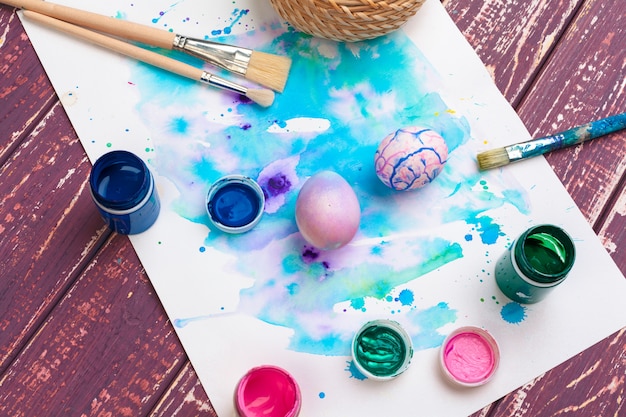 Foto processo de pintura de ovos de páscoa