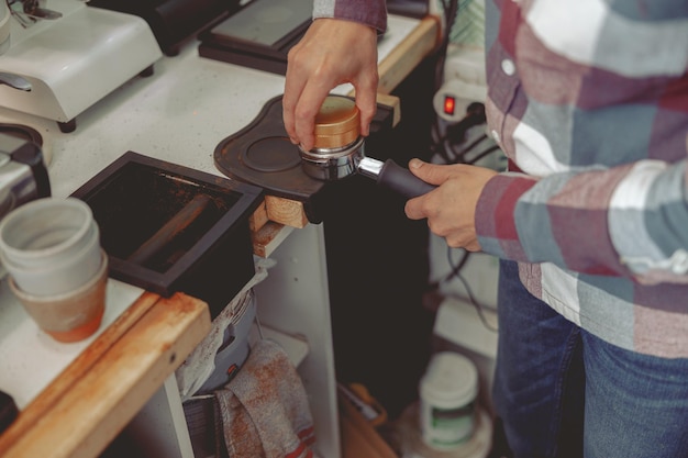 Processo de preparação da pastilha de café antes de inseri-la na máquina de café