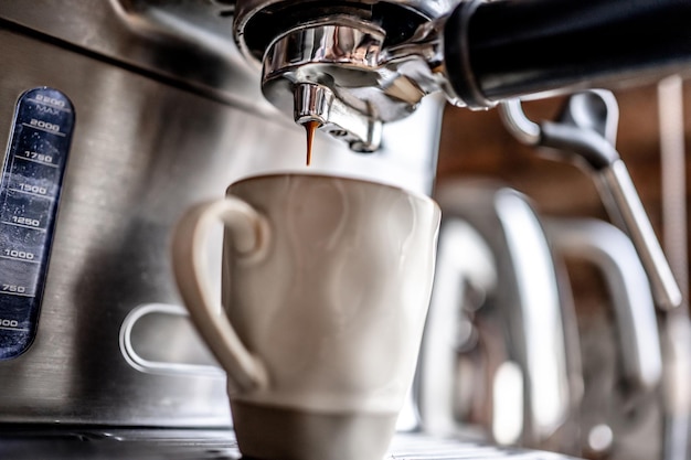 Processo de preparação de cappuccino de café com cafeteira