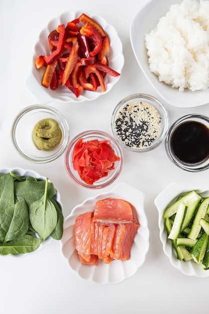 Processo de preparação de sushi com ingredientes