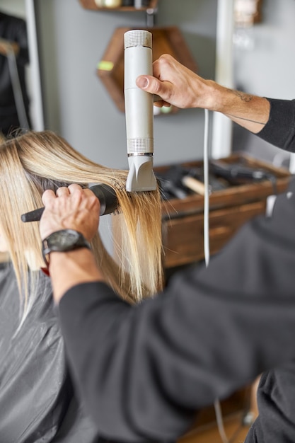 Processo de secagem de cabelo em salão de cabeleireiro moderno