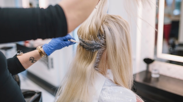 Processo de tingimento de cabelo no salão profissional