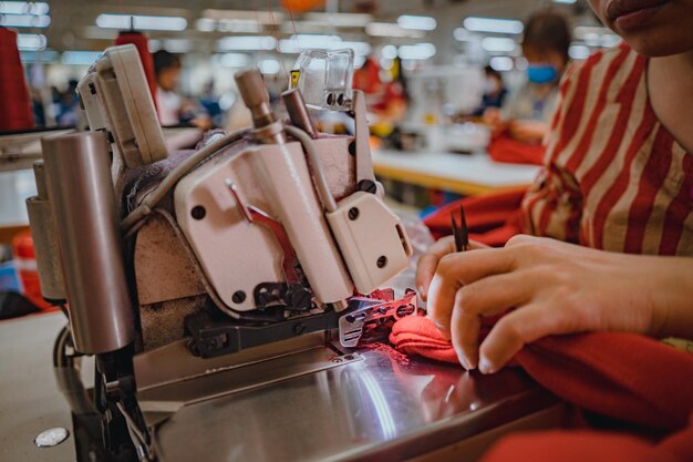 Processo de trabalho da fábrica de tecidos têxteis, adaptando os equipamentos dos trabalhadores Esta é uma fábrica de máquinas de costura