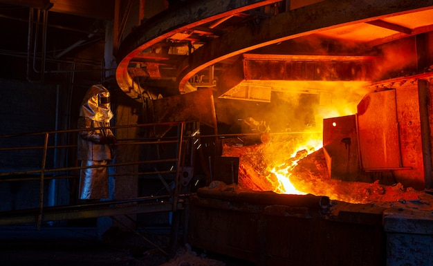 Foto processo de trabalho na metalurgia na fabricação de siderúrgica