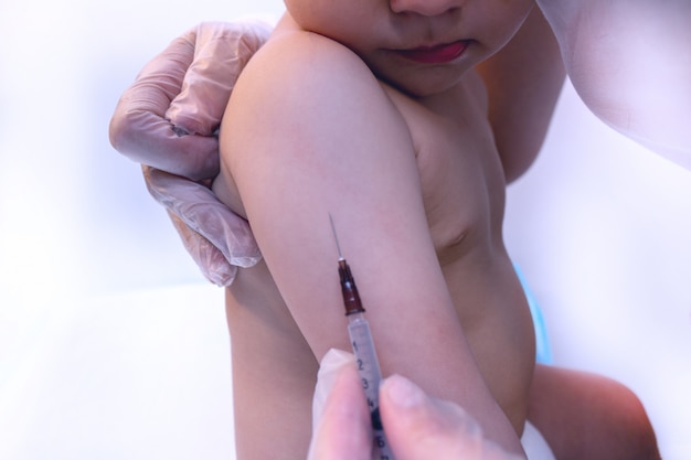 Processo de vacinação de criança pequena