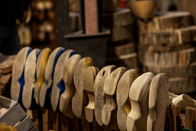 Processo tradicional de fazer tamancos holandeses em Zaanse Schans