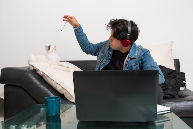 Foto procrastinar em distrações de classe estudando em animais de estimação de classe virtual em casa relaxamento com animais de estimação