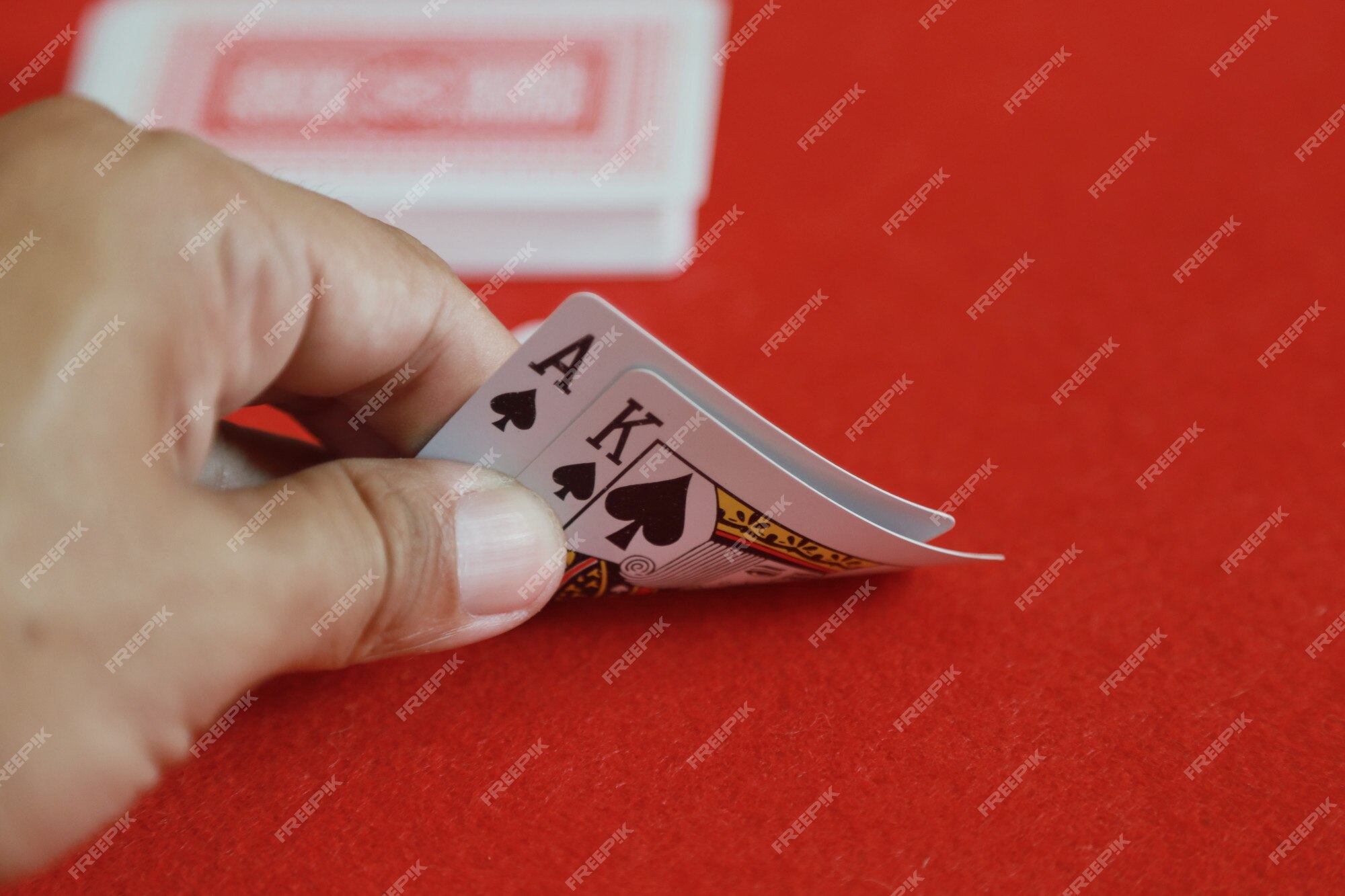 Procurando cartas na mão no jogo de cartas de jogar blackjack no cassino