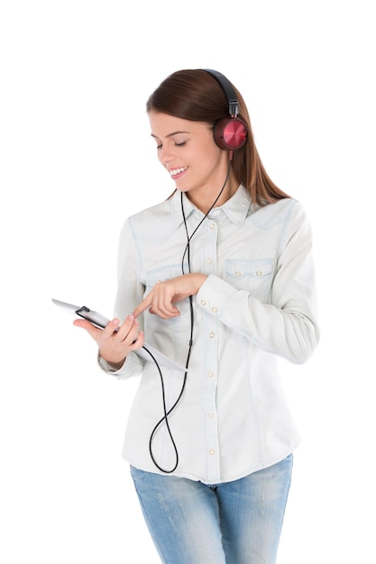 Procurando minha música favorita Foto de estúdio de uma linda mulher procurando uma música em seu mp3 player