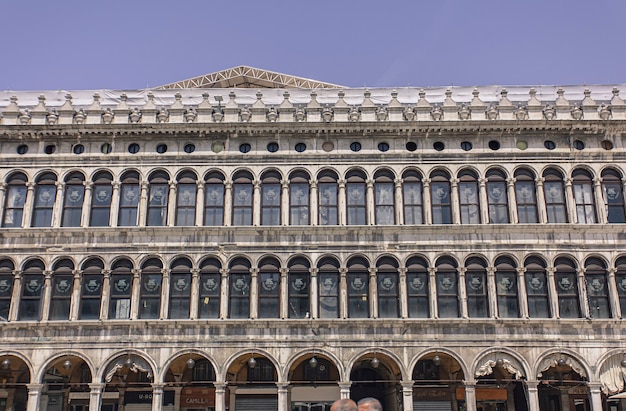 Procuratie Gebäudedetail in Venedig in Italien an einem sonnigen Tag