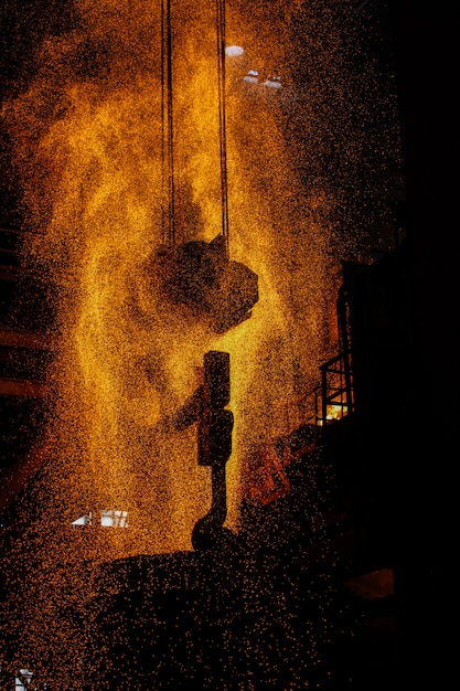 Foto produção de aço em fornos elétricos. faíscas de aço fundido.